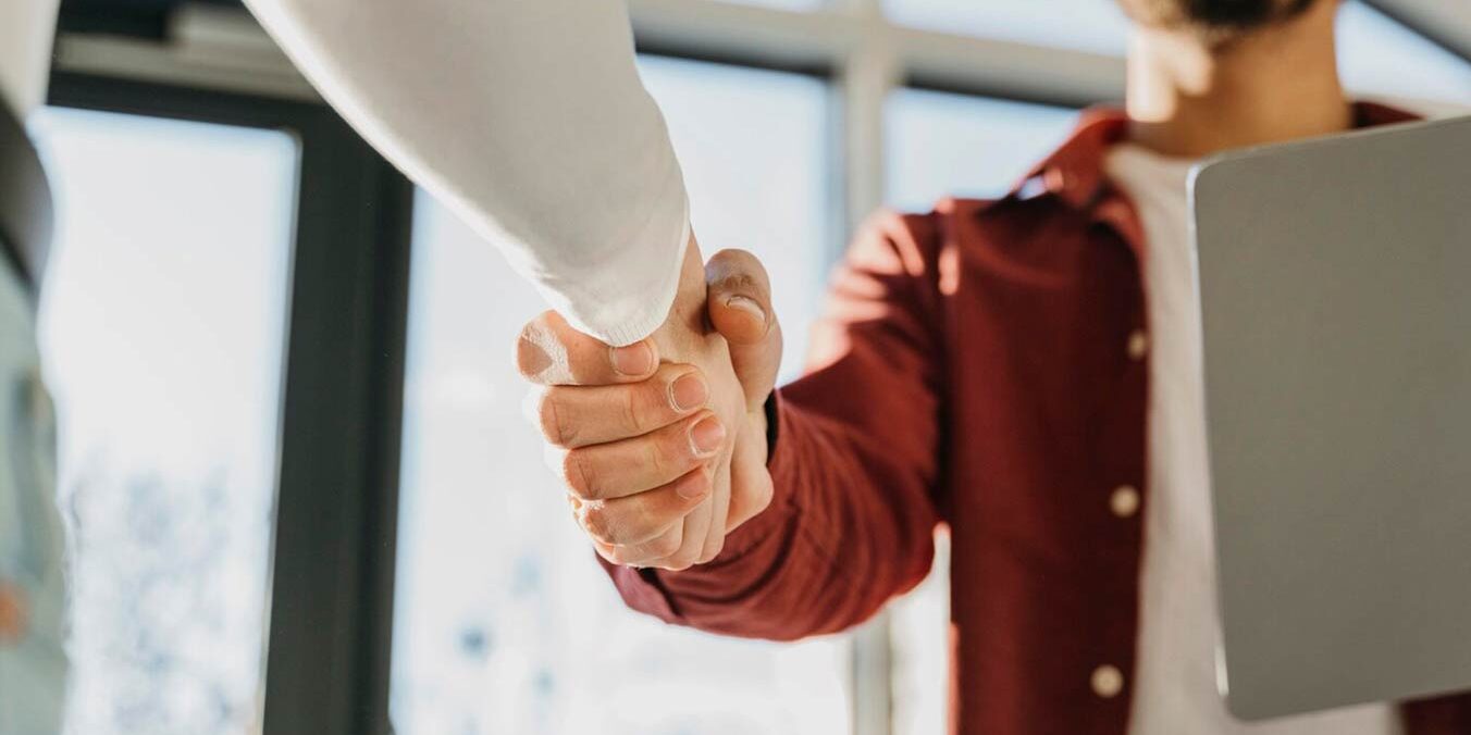 Una mano mueve un peón en un tablero de ajedrez