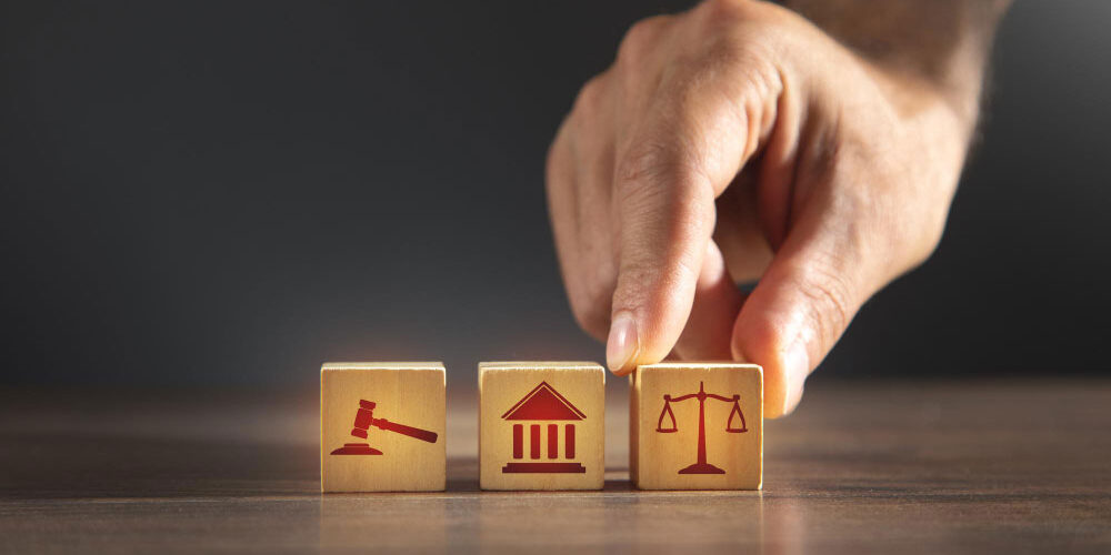 Una mano mueve un peón en un tablero de ajedrez